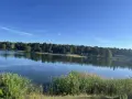 Spokojne jezioro z lasem w tle, idealne na wypoczynek. To jedno z fajnych miejsc na Śląsku, gdzie można odpocząć od miejskiego zgiełku.