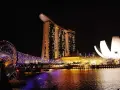 Nocny widok na Marina Bay Sands i most Helix w Singapurze, stolicy.