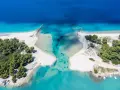 Widok z lotu ptaka na turkusowe wody i białe plaże. Czy Chalkidiki warto? Tak, dla takich widoków!