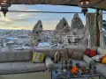 Wygodna sofa z widokiem na zimową Kapadocję. Ten hotel w skale oferuje niezapomniane wrażenia.