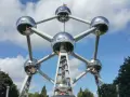 Atomium, symbol Brukseli, lśni w słońcu. To miejsce, gdzie jest Bruksela, przyciąga turystów.