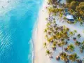 Rajska plaża na Zanzibarze, idealna na wakacje w październiku. Turkusowa woda, biały piasek i palmy tworzą idylliczny krajobraz.