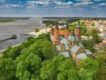 Płock atrakcje na weekend: majestatyczna katedra na wzgórzu, Wisła i zielone tereny. Idealne miejsce na odpoczynek.