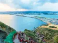 Widok na malowniczą wyspę Jeju z drewnianymi schodami prowadzącymi w dół.