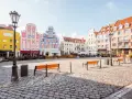 Kolorowe kamienice na Rynku Siennym w Szczecinie. Idealne miejsce na weekendowe atrakcje, z ławeczkami i kawiarniami.