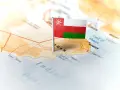 Flaga Omanu na mapie, nad Zatoką Omańską. Czy jest bezpiecznie podróżować do Omanu?
