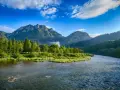 Dunajec w Pieninach, jedno z 7 najpiękniejszych miejsc w Polsce. Góry, rzeka i zieleń tworzą malowniczy krajobraz.
