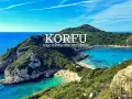 Korfu co zobaczyć: malownicza zatoka z turkusową wodą, plażą i łodziami. Zielone wzgórza otaczają ten raj.