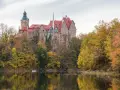 Zamek Kynast w Karkonoszach, otoczony jesiennymi barwami, to jedno z tych **ciekawe miejsca w polsce na jednodniowy wypad**, które zachwyca o każdej porze roku.