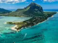 Mauritius w lipcu: słoneczna pogoda, turkusowa woda i majestatyczna góra Le Morne. Idealne warunki do wypoczynku.