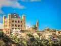Antananarywa, stolica Madagaskaru, z imponującym pałacem na wzgórzu i charakterystyczną wieżą kościelną.