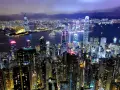 Nocny widok na rozświetlone drapacze chmur w Hongkongu. Czy to miasto, czy państwo, jego blask jest hipnotyzujący.
