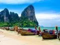 Łodzie na plaży w Railay, Tajlandia. Te widoki to jedne z najpiękniejszych miejsc w Tajlandii, idealne na wakacje.