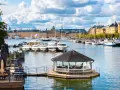 Widok na port w Sztokholmie, z łodziami i budynkami w tle. To jedno z szwecja najpiękniejsze miejsca.