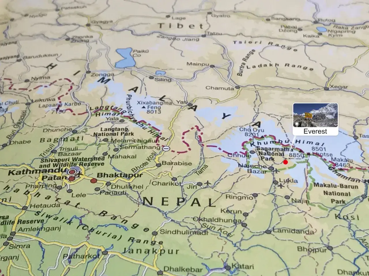 Na mapie zaznaczono, gdzie jest Mount Everest, w regionie Khumbu Himal w Nepalu.