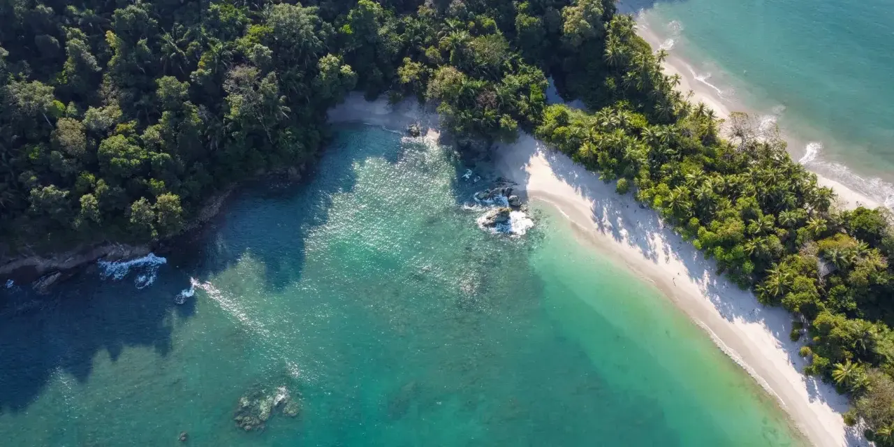Rajskie kostaryka plaże otoczone bujną zielenią, z turkusową wodą i białym piaskiem. Idealne miejsce na relaks.