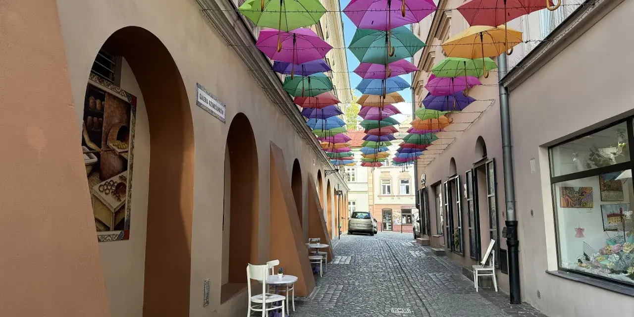 Kolorowe parasole nad uliczką w Tarnowie. Idealne na weekendowe atrakcje i spacer.