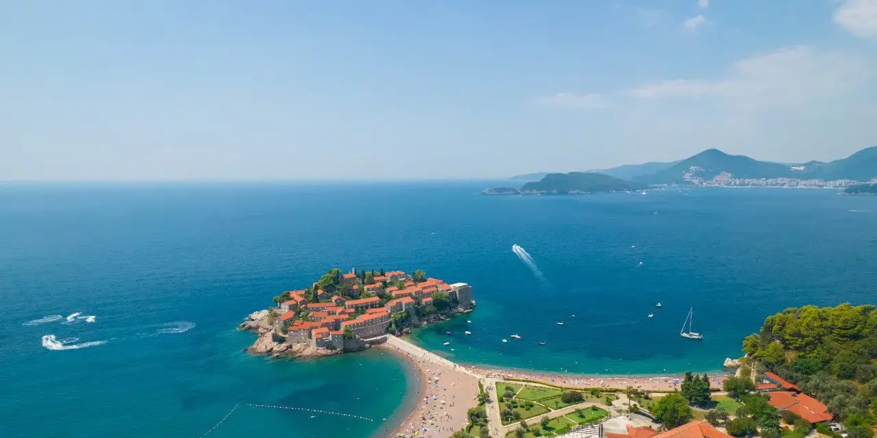 Gdzie nocleg w drodze do Czarnogóry? Tanie opcje i sprawdzone miejsca
