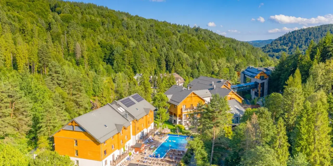 Idealne miejsce, gdzie na majówkę z dziećmi: hotel w otoczeniu lasu, z basenem i mnóstwem zieleni.