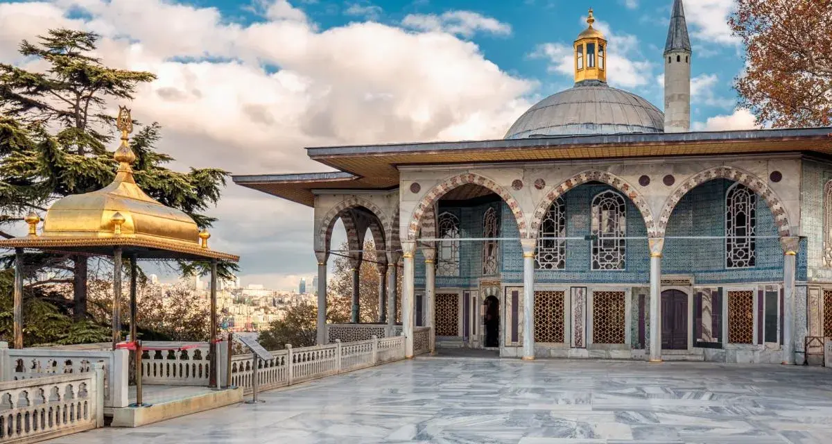 Złota altana i pałac z mozaikami, widok na Stambuł. W tle widać minaret, przypominający o bogatej historii Hagia Sophia.