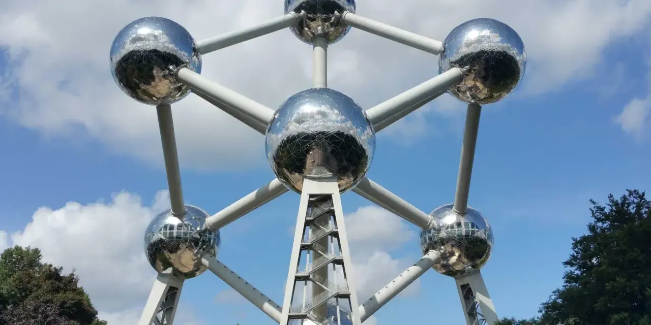 Atomium, symbol Brukseli, lśni w słońcu. To miejsce, gdzie jest Bruksela, przyciąga turystów.