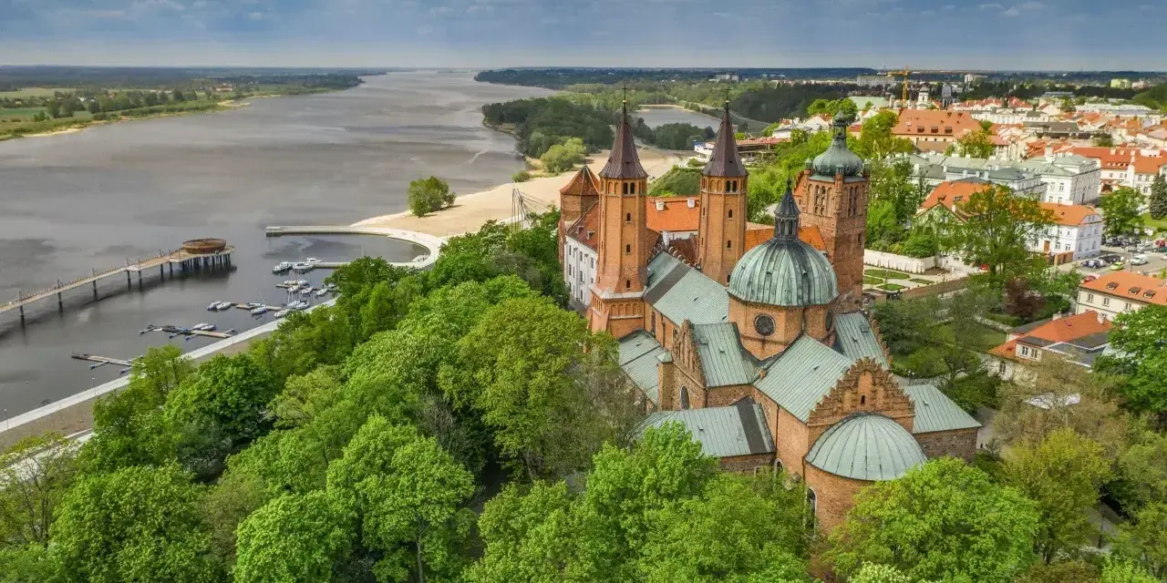 Płock atrakcje na weekend: majestatyczna katedra na wzgórzu, Wisła i zielone tereny. Idealne miejsce na odpoczynek.