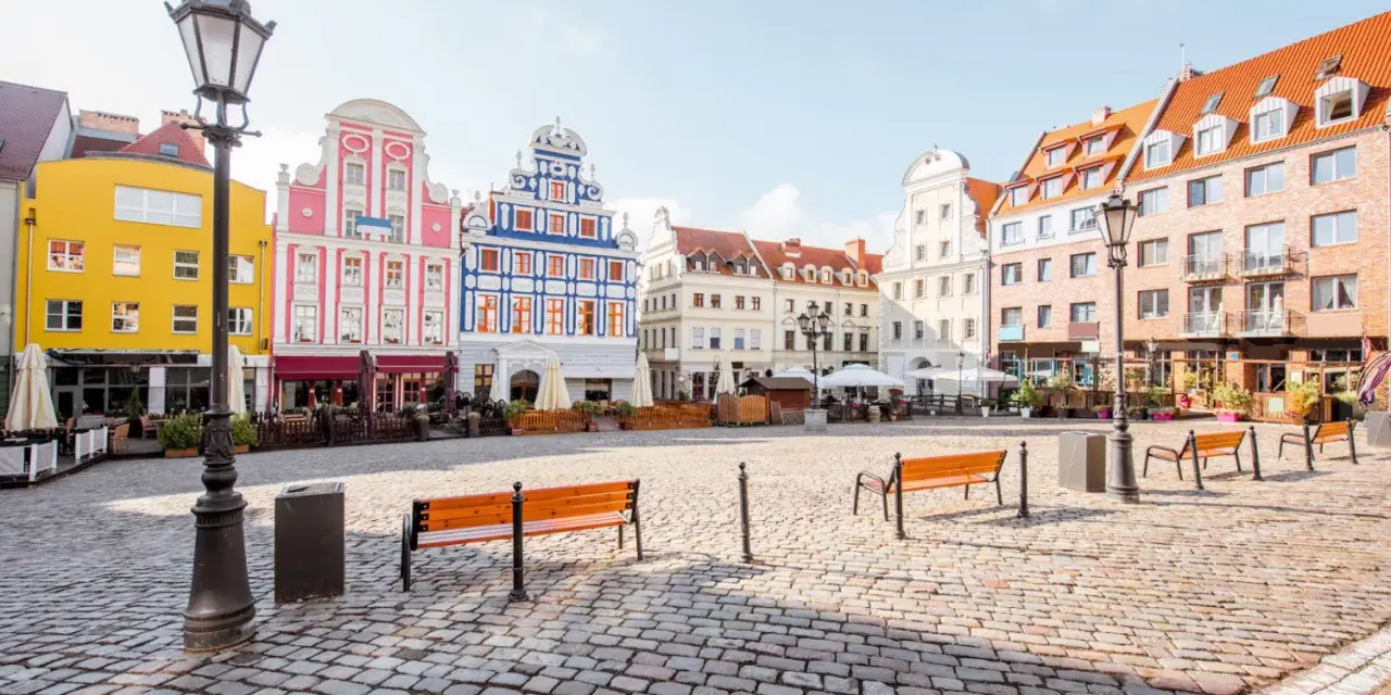 Kolorowe kamienice na Rynku Siennym w Szczecinie. Idealne miejsce na weekendowe atrakcje, z ławeczkami i kawiarniami.