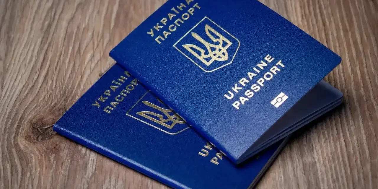 Dwa niebieskie paszporty Ukrainy leżą na drewnianym tle. Czy do Turcji potrzebny jest paszport? Tak, do podróży do Turcji potrzebny jest paszport.