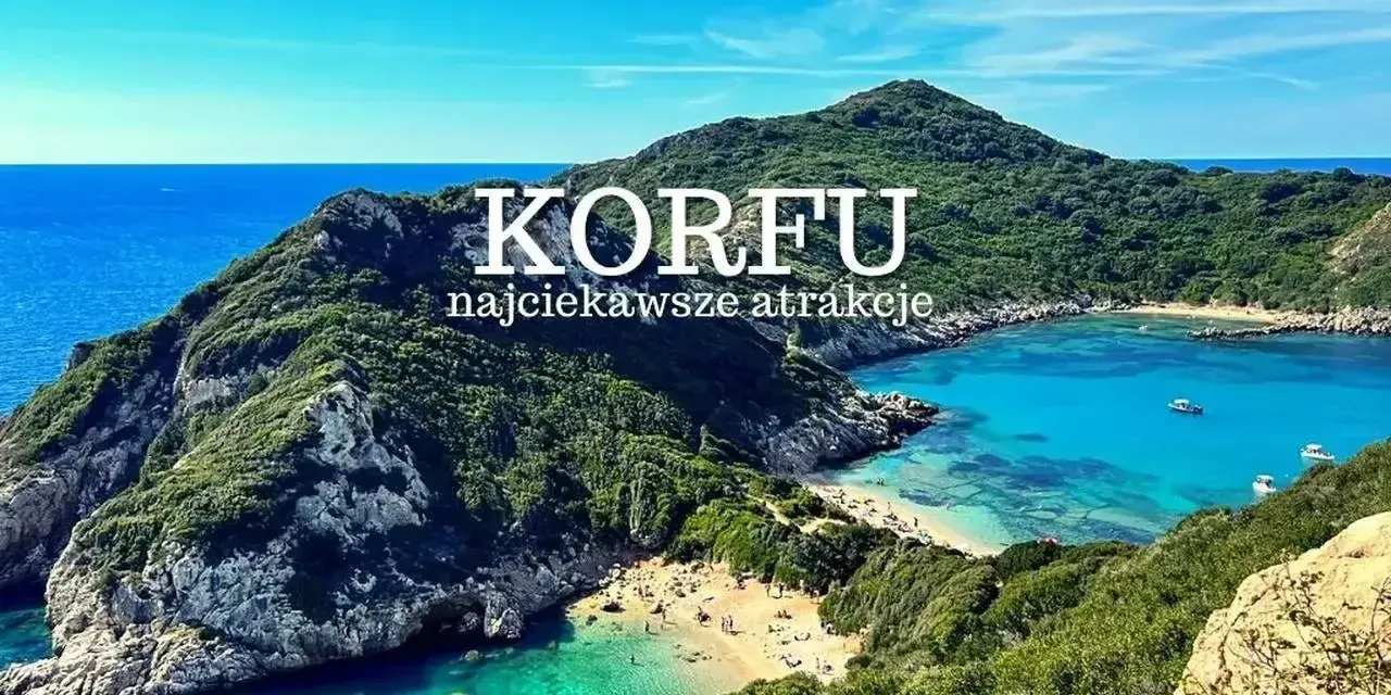 Korfu co zobaczyć: malownicza zatoka z turkusową wodą, plażą i łodziami. Zielone wzgórza otaczają ten raj.