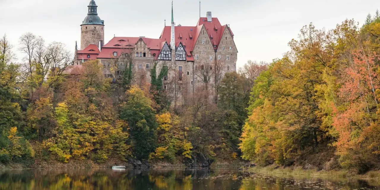 Zamek Kynast w Karkonoszach, otoczony jesiennymi barwami, to jedno z tych **ciekawe miejsca w polsce na jednodniowy wypad**, które zachwyca o każdej porze roku.
