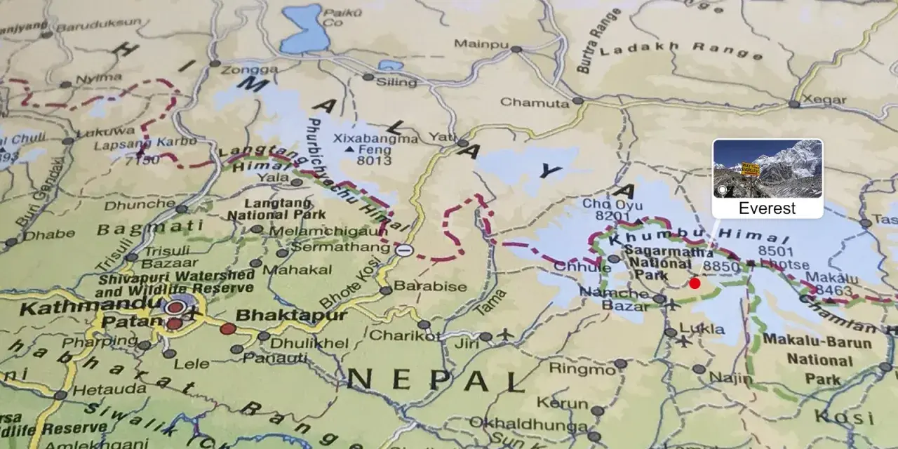 Na mapie zaznaczono, gdzie jest Mount Everest, w regionie Khumbu Himal w Nepalu.