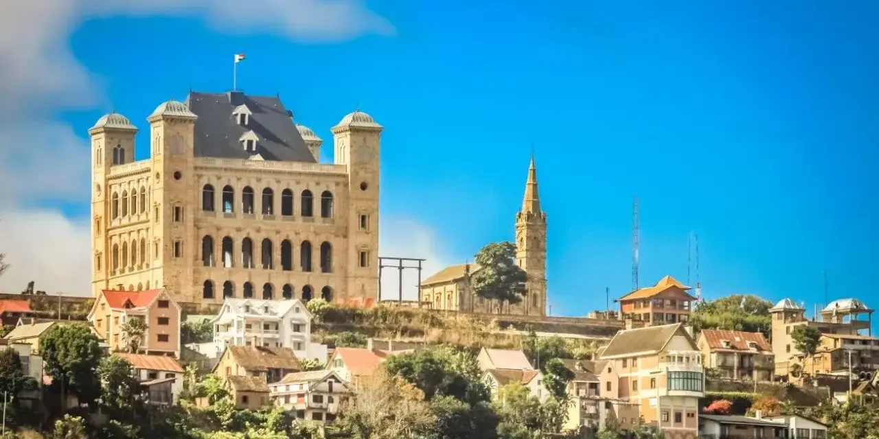Antananarywa, stolica Madagaskaru, z imponującym pałacem na wzgórzu i charakterystyczną wieżą kościelną.