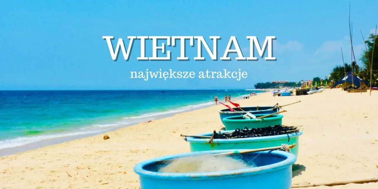 Wietnam wakacje: okrągłe łodzie rybackie na piaszczystej plaży, turkusowe morze i błękitne niebo.