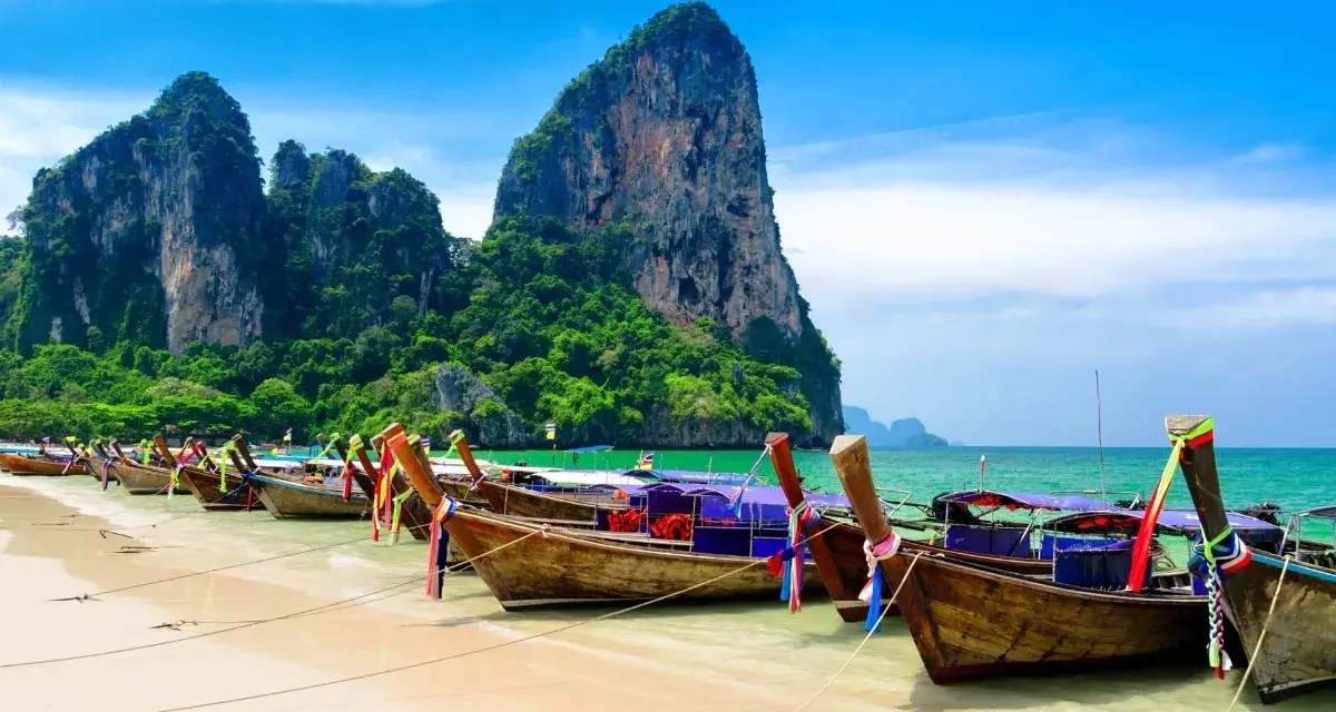 Łodzie na plaży w Railay, Tajlandia. Te widoki to jedne z najpiękniejszych miejsc w Tajlandii, idealne na wakacje.