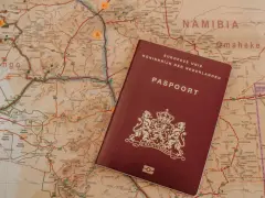 Paszport Holenderski na mapie Namibii. Planujesz podróż do Namibii? Ten paszport to klucz do Twojej przygody.