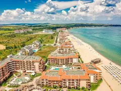 Widok z lotu ptaka na kurort nad Morzem Czarnym. Kompleksy hotelowe z basenami i plażą z leżakami. Czy w Bułgarii jest drogo?