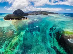 Widok z lotu ptaka na turkusowe wody i góry Mauritiusa. Marzysz o podróży? Mauritius wiza to pierwszy krok do raju.