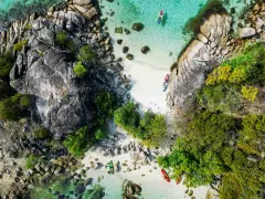 Wybierasz się do Tajlandii? Spakuj kajak i odkrywaj rajskie plaże z krystalicznie czystą wodą, jak ci ludzie na zdjęciu.