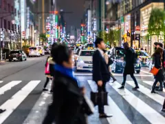 Nocne Tokio tętni życiem. Ludzie przechodzą przez pasy, otoczeni neonami. Ciekawe zakątki miasta czekają na odkrycie.