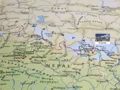 Na mapie zaznaczono, gdzie jest Mount Everest, w regionie Khumbu Himal w Nepalu.