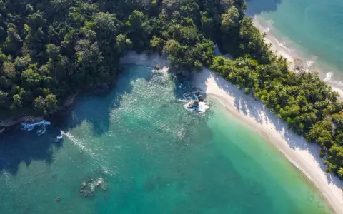 Rajskie kostaryka plaże otoczone bujną zielenią, z turkusową wodą i białym piaskiem. Idealne miejsce na relaks.