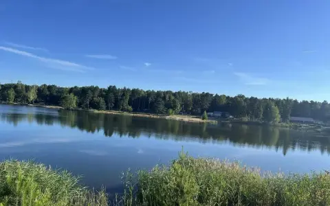 Spokojne jezioro z lasem w tle, idealne na wypoczynek. To jedno z fajnych miejsc na Śląsku, gdzie można odpocząć od miejskiego zgiełku.