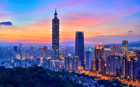 Wieczorny widok na Taipei 101 i inne drapacze chmur, stolica Tajwanu, rozświetlone w blasku zachodzącego słońca.
