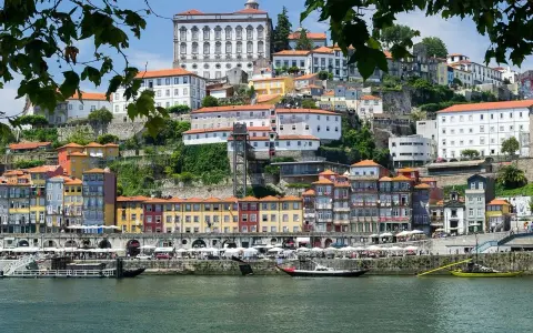 Porto kwiecień: kolorowe kamienice nad rzeką Douro, słoneczna pogoda sprzyja spacerom po nabrzeżu.