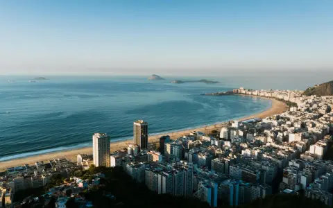 Widok na Copacabanę, plażę i ocean. Idealne miejsce na wakacje w Brazylii.