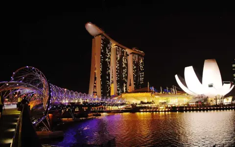 Nocny widok na Marina Bay Sands i most Helix w Singapurze, stolicy.