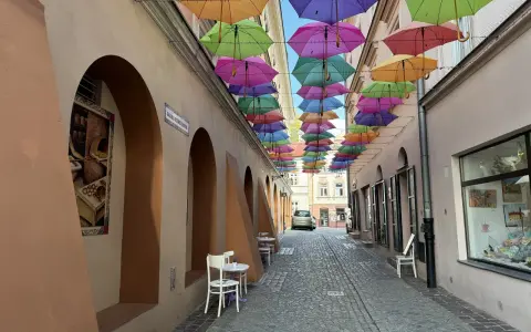 Kolorowe parasole nad uliczką w Tarnowie. Idealne na weekendowe atrakcje i spacer.