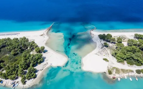 Widok z lotu ptaka na turkusowe wody i białe plaże. Czy Chalkidiki warto? Tak, dla takich widoków!
