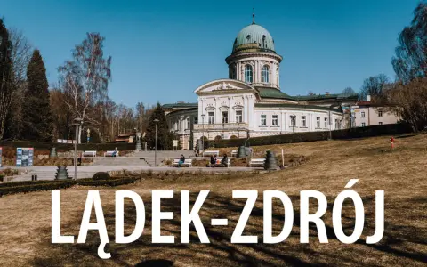 Piękny budynek uzdrowiskowy w Lądku-Zdroju. Warto zobaczyć lądek-zdrój atrakcje po czeskiej stronie, choć to zdjęcie pokazuje polską stronę.