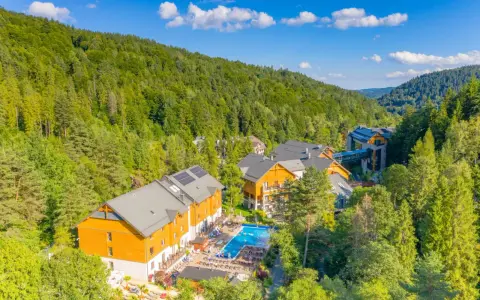 Idealne miejsce, gdzie na majówkę z dziećmi: hotel w otoczeniu lasu, z basenem i mnóstwem zieleni.